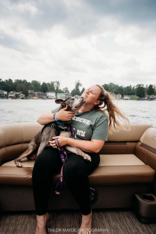Illustration de l'article : Des passionnés d’animaux mettent tout en œuvre pour offrir à ce chien malade des moments de tendresse et de découverte 