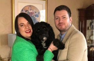 Illustration de l'article : La surprise d’une femme, en découvrant son chien dans le jardin, alors qu’il était censé être à 6 kilomètres de là, au salon de toilettage