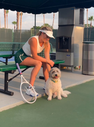 Illustration de l'article : Quand Quincy, le petit chien blanc, vient féliciter sa maîtresse, vainqueure d’un tournoi de tennis (vidéo)