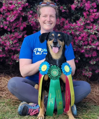 Illustration de l'article : Un chien jugé inapte à l’adoption devient un champion de concours sportif canin