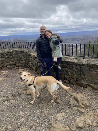 Illustration de l'article : Ce couple interrompt leur cérémonie de mariage pour aller sauver leur chien perdu en forêt