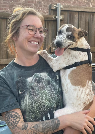 Illustration de l'article : Un chiot abandonné dans un carton et terrifié n'a plus que cette boîte comme repère alors que des bénévoles se mobilisent pour lui offrir un nouveau départ