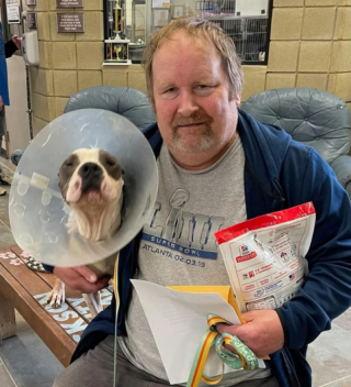 Illustration de l'article : Maltraité puis abandonné, ce chien de refuge remercie ses sauveurs avec de gros câlins