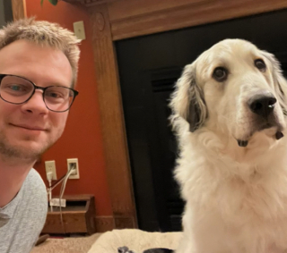 Illustration de l'article : Ce chien de refuge handicapé et craintif parvient enfin à s’épanouir, ce qui fait la joie de ses maîtres