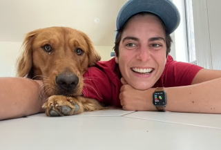 Illustration de l'article : La persévérance d’une femme pour communiquer avec son Golden Retriever, au caractère extrêmement anxieux (vidéo)