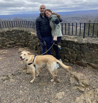 Illustration de l'article : Hanz, un croisé Labrador craintif, disparaît pendant 10 jours, alors que ses maîtres se marient à 2 700 kilomètres de chez eux