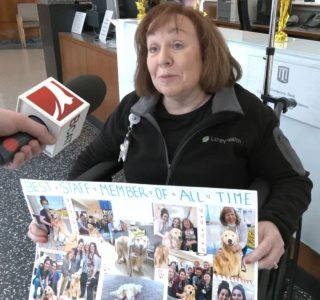 Illustration de l'article : Cette chienne de thérapie reçoit un dernier hommage avant son départ à la retraite pour cause de maladie