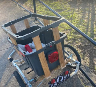 Illustration de l'article : Une communauté internet dévouée se mobilise, afin d’aider un ancien militaire à retrouver son vélo et la remorque pour sa chienne, volés dans son garage 