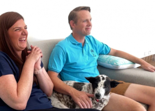 Illustration de l'article : Le long combat de Munchkin, la petite chienne balinaise, pour rejoindre sa famille pour la vie