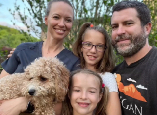 Illustration de l'article : L’histoire inspirante de Lolly, libérée d’une usine à chiots, qui aide désormais ses congénères à surmonter leurs traumatismes