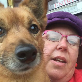 Illustration de l'article : Après 2 adoptions ratées, un énergique petit chien de refuge devient l’ange gardien de sa nouvelle maîtresse et de sa voisine