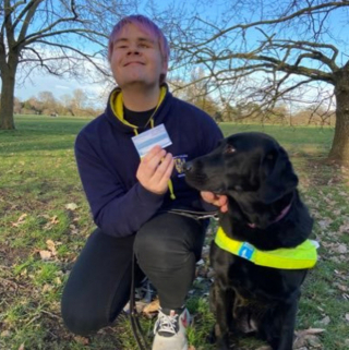 Illustration de l'article : Un jeune homme atteint de cécité, accompagné par son chien-guide d’aveugle se voit refuser l’accès d’un restaurant