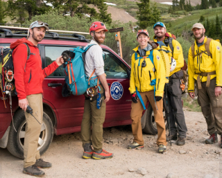 Illustration de l'article : Après une chute vertigineuse en montagne, une chienne Aussiedoodle déclenche une opération de secours sans précédent