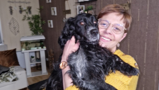 Illustration de l'article : Le sort d'une chienne séniore sourde et privée de tout émeut une dame qui avait déjà adopté 5 chiens au même refuge