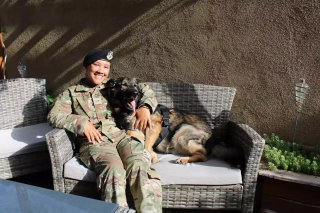 Illustration de l'article : Une association intervient en faveur d'un chien et de sa maîtresse militaire soudés par un épisode traumatisant et qui rêvaient de se retrouver depuis un an
