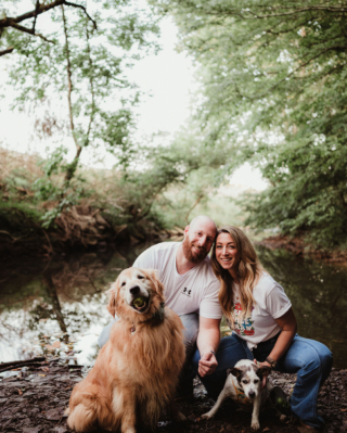 Illustration de l'article : Cette femme adopte un vieux chien de refuge et leur relation devient unique