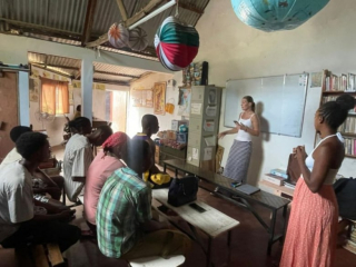 Illustration de l'article : Elle quitte son pays et s’envole à 9 000 km pour venir en aide aux chiens errants de Madagascar