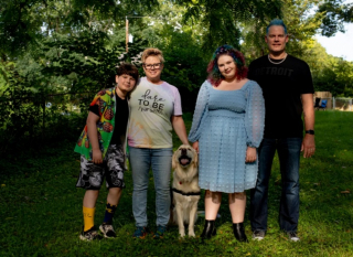 Illustration de l'article : Ce chien d’assistance aide une jeune fille malade à retrouver le sourire et une partie de son autonomie