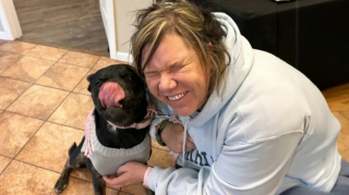 Illustration de l'article : Cette Pitbull à la tête unique en son genre ne trouvait aucune famille pour l’aimer, jusqu’à ce qu’elle fasse une rencontre décisive