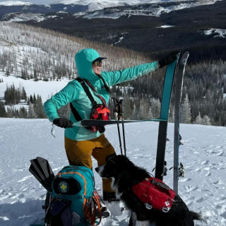 Illustration de l'article : Ce Border Collie enthousiaste s’entraîne 3 heures par jour pour devenir chien de sauvetage en montagne (vidéo)