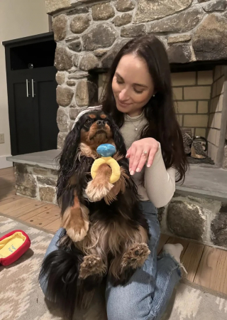 Illustration de l'article : Un homme demande sa petite amie en mariage puis offre un cadeau inattendu à la chienne de la maison (vidéo)