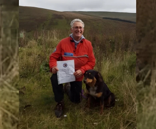 Illustration de l'article : Cette chienne de sauvetage en montagne devenue aveugle protège désormais les générations futures de la cécité