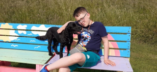 Illustration de l'article : Un jeune enfant sourd et anxieux retrouve le sourire grâce à l’amour d’un gentil chien