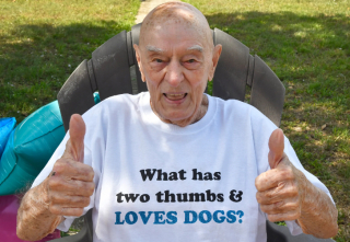 Illustration de l'article : En l’honneur de ses 95 ans, ce retraité amoureux des chiens reçoit le plus beau des cadeaux (vidéo)