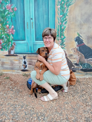 Illustration de l'article : Une famille offre une chance à un chiot aux pattes déformées à cause de l'enfermement de goûter au bonheur absolu