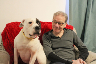 Illustration de l'article : Après avoir appris le langage des signes, cette chienne sourde trouve enfin une famille, mettant fin à une attente de 3 ans