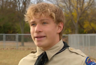 Illustration de l'article : Après 2 ans de planification, un jeune scout permet à une petite ville de se doter d’un parc pour chiens