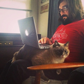 Illustration de l'article : 13 chats et chiens qui utilisent des stratagèmes ingénieux pour réclamer des câlins à leurs maîtres