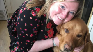 Illustration de l'article : Atteint d’un double cancer, ce chien-guide est escorté par près de 80 autres toutous pour sa dernière balade (vidéo)
