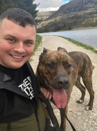 Illustration de l'article : Un jeune homme et un chien dont personne ne voulait se sauvent mutuellement et forment désormais un formidable duo