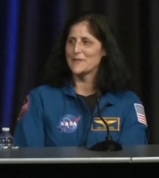 Illustration de l'article : Ces 2 toutous laissent exploser leur joie lorsqu’ils retrouvent leur maîtresse restée bloquée dans l’espace pendant presque 10 mois (vidéo)