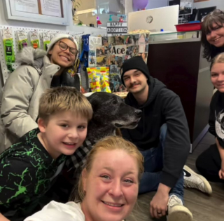 Illustration de l'article : Ce chien trouve enfin une famille aimante après avoir passé 4 ans dans un refuge