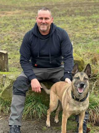 Illustration de l'article : Alors qu’il fait une crise cardiaque depuis plusieurs heures, sa chienne lui fait comprendre que quelque chose ne va pas et lui sauve la vie