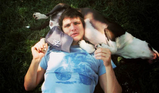 Illustration de l'article : Pedro Pascal, l’acteur de Game of Thrones, rend hommage à la chienne qui l’a tant aidé
