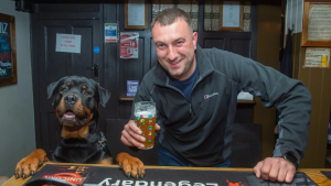 Illustration : "Profitant de l’absence de son maître, un chien décide de se rendre tout seul au bar pour y passer sa commande habituelle"