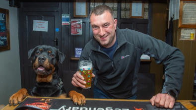 Illustration : "Profitant de l’absence de son maître, un chien décide de se rendre tout seul au bar pour y passer sa commande habituelle"