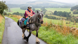 Illustration : "À l'âge de 80 ans, cette femme  grimpe sur son cheval pour un périple de 7 semaines tous les ans, en compagnie de son chien handicapé "