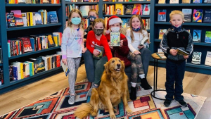 Illustration : "Cette Golden Retriever dirige une librairie de patte de maître, et ses clients l’adorent !"