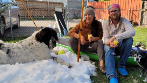 Illustration : "Un couple fait une demande singulière à une patinoire pour offrir un merveilleux cadeau d’adieu à sa chienne"