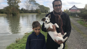 Illustration : "Un pêcheur au grand cœur croise la route d’un petit chien sur le point de se noyer"