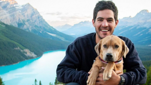 Illustration : "Ce jeune homme et son chien ont eu la plus belle surprise de leur vie, en sauvant 6 chiens errants"
