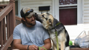 Illustration : "Un vétéran traumatisé trouve beaucoup de réconfort auprès de Major, son formidable chien d’assistance"