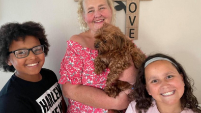 Illustration : Une grand-mère et ses petits-enfants unissent leurs efforts pour retrouver Uno, leur chien perdu depuis des mois