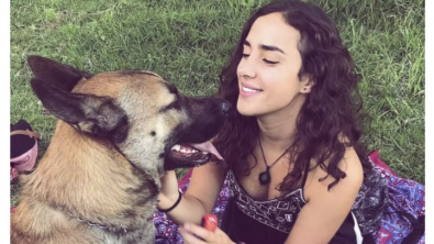 Illustration : Cette jeune femme organise une magnifique surprise pour son chien, lors de son retour après une absence de 6 mois