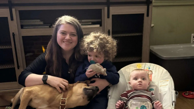 Illustration : Un chien rescapé d'un ouragan aide sa famille d'adoption à s'échapper d'un incendie 