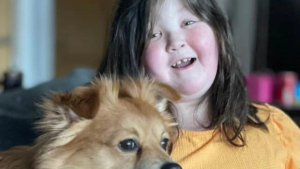 Illustration : "Une adolescente handicapée organise un événement canin grâce à l’aide précieuse de son chien de thérapie"